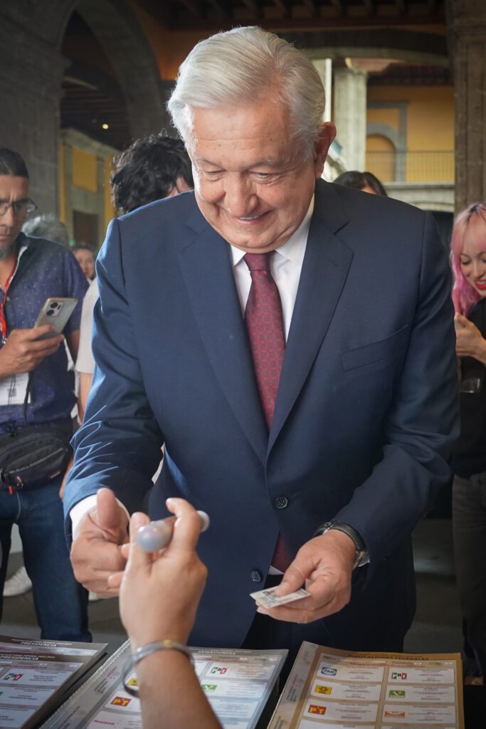 El presidente Andrés Manuel López Obrador recordó, al emitir su voto en el proceso electoral 2024, que en las democracias son las mayorías las que quitan y ponen gobiernos